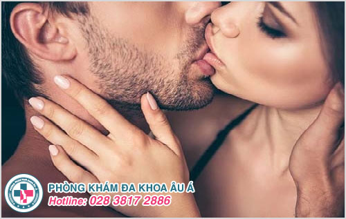 Hôn người bệnh là nguyên nhân gây ra bệnh sùi mào gà ở miệng Hôn người bệnh là nguyên nhân gây ra bệnh sùi mào gà ở miệng